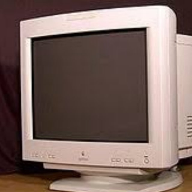 Черно - белый монитор.