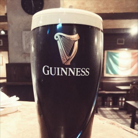 За барной стойкой