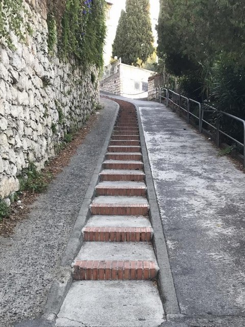 Куролесить