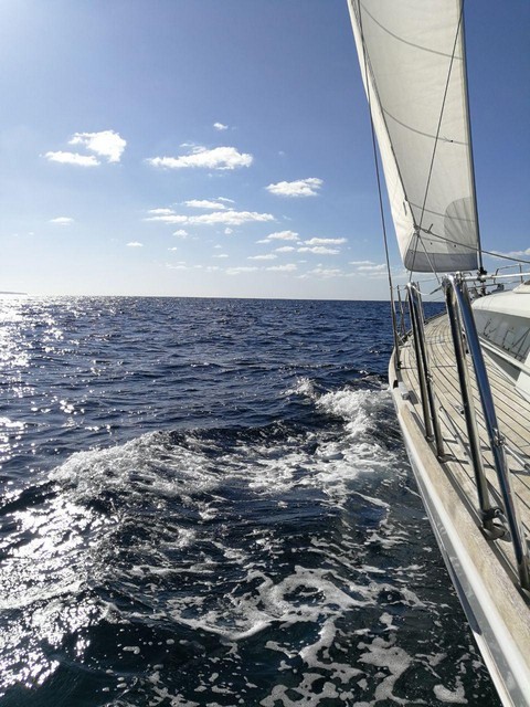 Яхта Oceanis 48 - оазис отдыха под парусами.